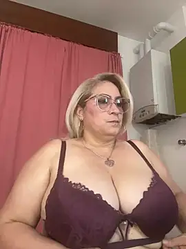 Snapshot of x_elena_x chatting on June 12, 10:47 am x elena x online show from June 12, 10:47 am