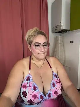 Snapshot of x_elena_x chatting on August 5, 8:28 am x elena x online show from August 5, 8:28 am