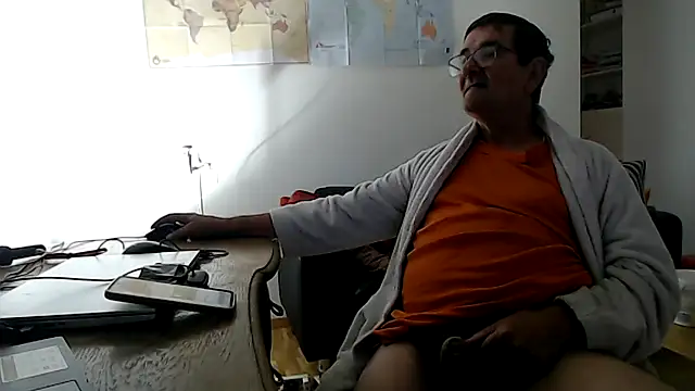 Snapshot of silvio-aus-luzern-CH chatting on July 28, 6:31 am silvio-aus-luzern-CH online show from July 28, 6:31 am