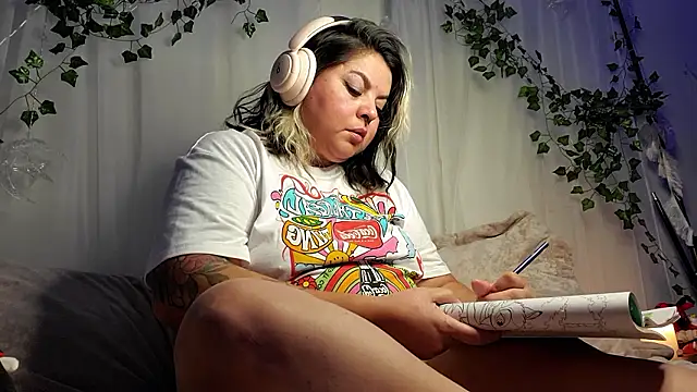 Snapshot of Satyn_doll chatting on December 2, 2:31 am Satyn doll online show from December 2, 2:31 am