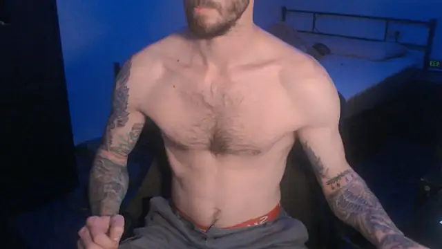 Snapshot of SexxxyLouis chatting on March 4, 8:35 am SexxxyLouis online show from March 4, 8:35 am