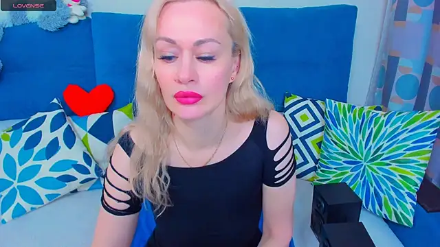 Snapshot of EllenMoore chatting on December 10, 6:11 am EllenMoore online show from December 10, 6:11 am