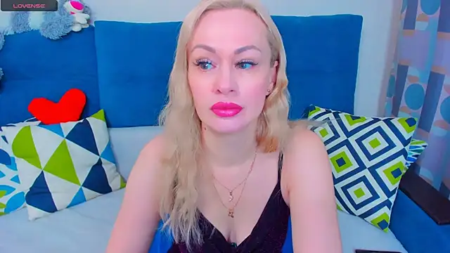 Snapshot of EllenMoore chatting on December 11, 2:41 am EllenMoore online show from December 11, 2:41 am