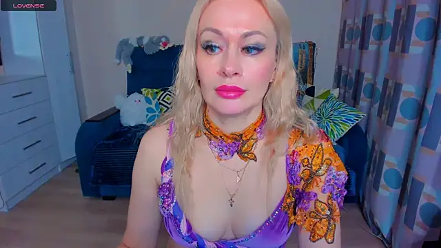 Snapshot of EllenMoore chatting on December 15, 5:34 am EllenMoore online show from December 15, 5:34 am