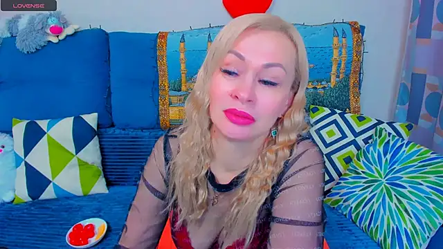 Snapshot of EllenMoore chatting on December 18, 2:42 am EllenMoore online show from December 18, 2:42 am