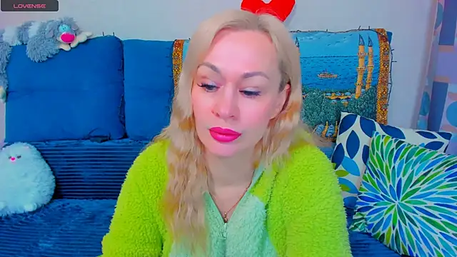 Snapshot of EllenMoore chatting on December 19, 5:40 am EllenMoore online show from December 19, 5:40 am