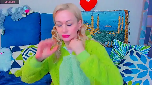 Snapshot of EllenMoore chatting on December 20, 2:41 am EllenMoore online show from December 20, 2:41 am