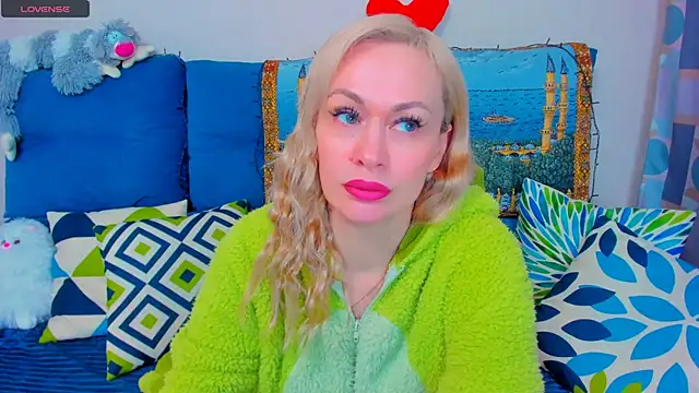 Snapshot of EllenMoore chatting on December 21, 2:41 am EllenMoore online show from December 21, 2:41 am