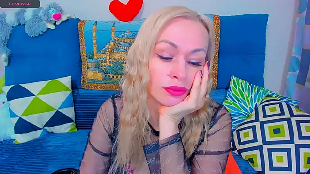 Snapshot of EllenMoore chatting on December 23, 2:45 am EllenMoore online show from December 23, 2:45 am