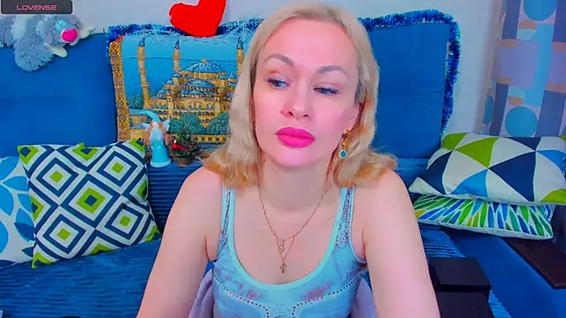 Snapshot of EllenMoore chatting on December 24, 5:49 am EllenMoore online show from December 24, 5:49 am