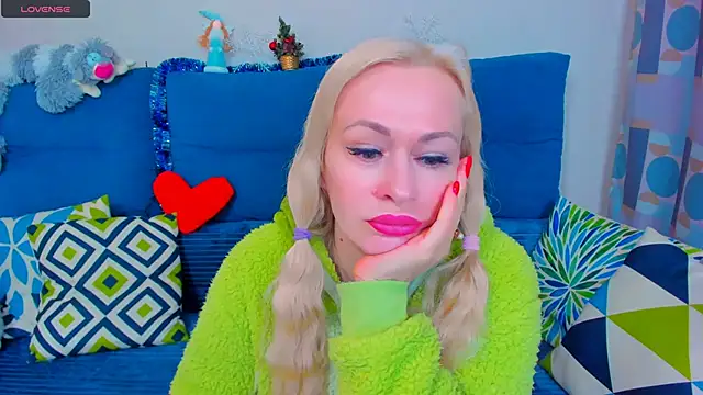 Snapshot of EllenMoore chatting on January 5, 2:38 am EllenMoore online show from January 5, 2:38 am