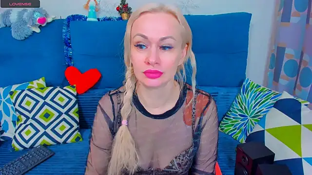 Snapshot of EllenMoore chatting on January 6, 2:37 am EllenMoore online show from January 6, 2:37 am