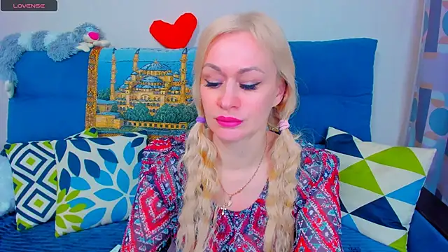 Snapshot of EllenMoore chatting on January 9, 5:34 am EllenMoore online show from January 9, 5:34 am