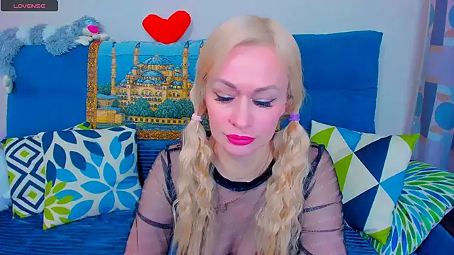 Snapshot of EllenMoore chatting on January 10, 2:35 am EllenMoore online show from January 10, 2:35 am