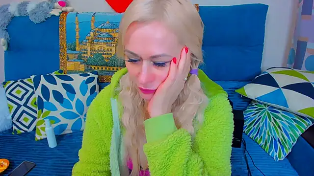 Snapshot of EllenMoore chatting on January 13, 2:39 am EllenMoore online show from January 13, 2:39 am