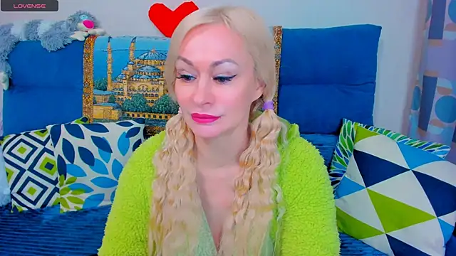 Snapshot of EllenMoore chatting on January 14, 2:40 am EllenMoore online show from January 14, 2:40 am