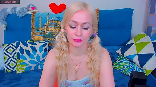 Snapshot of EllenMoore chatting on January 18, 2:36 am EllenMoore online show from January 18, 2:36 am