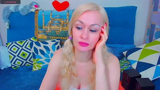 Snapshot of EllenMoore chatting on February 6, 2:44 am EllenMoore online show from February 6, 2:44 am