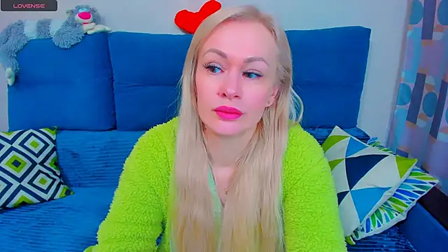 Snapshot of EllenMoore chatting on February 8, 2:26 am EllenMoore online show from February 8, 2:26 am