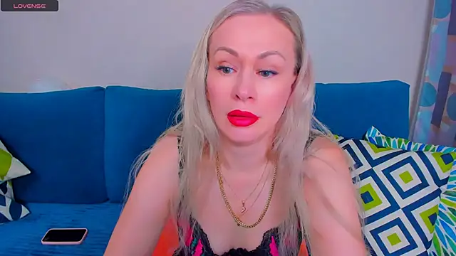 Snapshot of EllenMoore chatting on September 10, 3:06 am EllenMoore online show from September 10, 3:06 am