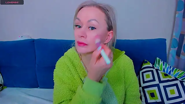 Snapshot of EllenMoore chatting on September 26, 3:10 am EllenMoore online show from September 26, 3:10 am