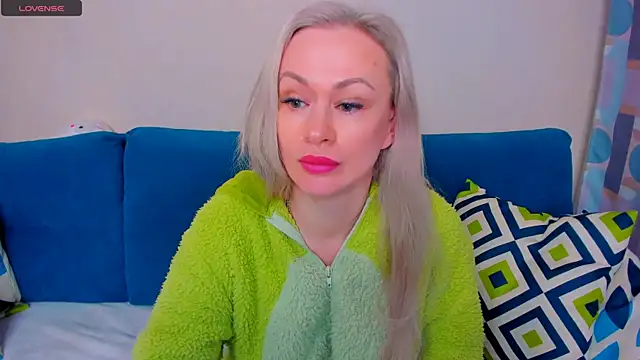 Snapshot of EllenMoore chatting on September 28, 3:01 am EllenMoore online show from September 28, 3:01 am