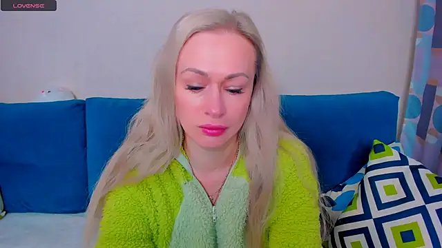 Snapshot of EllenMoore chatting on September 30, 3:00 am EllenMoore online show from September 30, 3:00 am