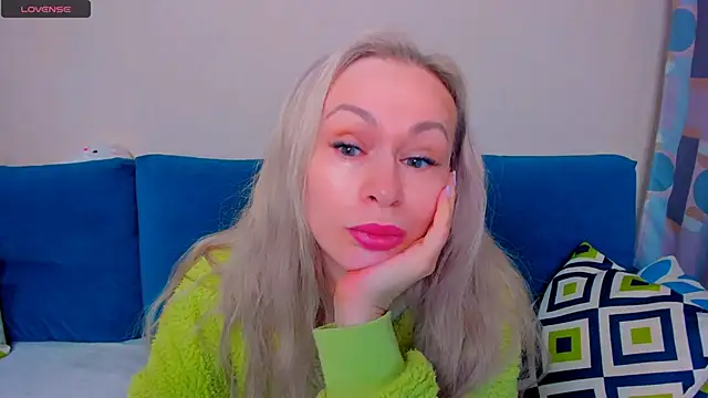 Snapshot of EllenMoore chatting on October 1, 3:01 am EllenMoore online show from October 1, 3:01 am