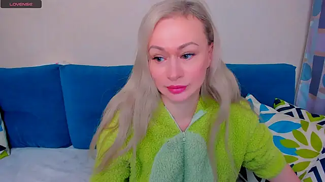 Snapshot of EllenMoore chatting on October 3, 3:03 am EllenMoore online show from October 3, 3:03 am