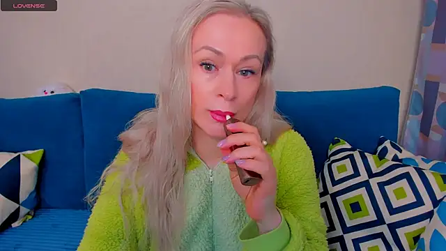 Snapshot of EllenMoore chatting on October 9, 3:04 am EllenMoore online show from October 9, 3:04 am