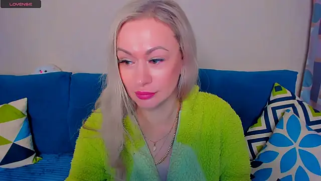 Snapshot of EllenMoore chatting on October 15, 3:06 am EllenMoore online show from October 15, 3:06 am