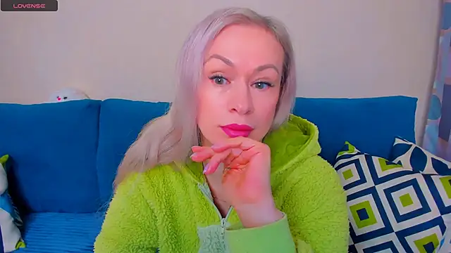 Snapshot of EllenMoore chatting on October 18, 3:09 am EllenMoore online show from October 18, 3:09 am