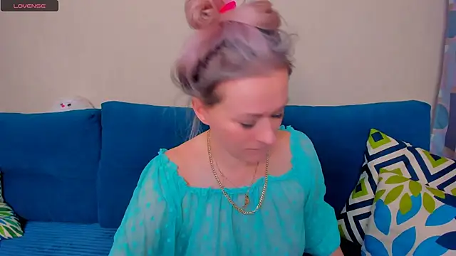 Snapshot of EllenMoore chatting on October 22, 4:24 am EllenMoore online show from October 22, 4:24 am