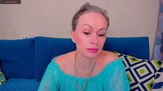 Snapshot of EllenMoore chatting on October 23, 3:06 am EllenMoore online show from October 23, 3:06 am