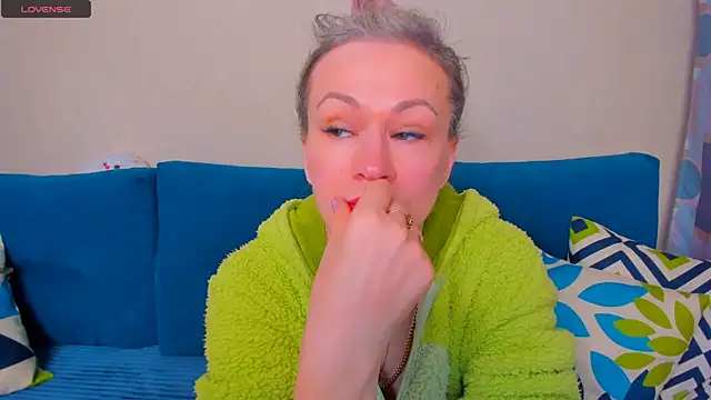 Snapshot of EllenMoore chatting on October 24, 3:03 am EllenMoore online show from October 24, 3:03 am