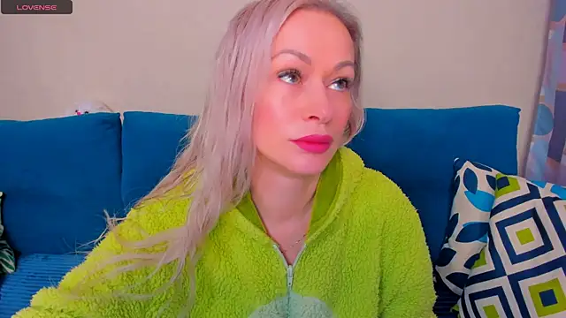 Snapshot of EllenMoore chatting on October 25, 3:03 am EllenMoore online show from October 25, 3:03 am