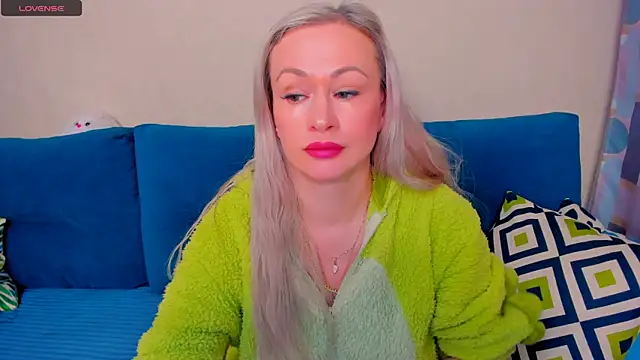 Snapshot of EllenMoore chatting on October 26, 3:12 am EllenMoore online show from October 26, 3:12 am