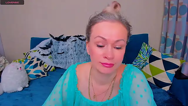 Snapshot of EllenMoore chatting on October 29, 3:09 am EllenMoore online show from October 29, 3:09 am