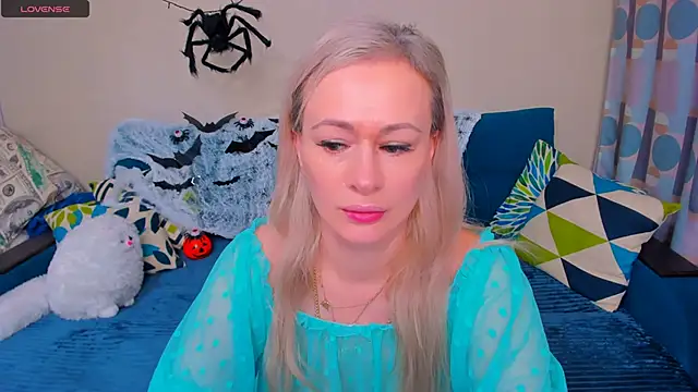 Snapshot of EllenMoore chatting on October 31, 3:51 am EllenMoore online show from October 31, 3:51 am