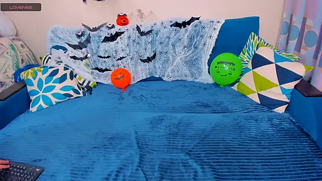 Snapshot of EllenMoore chatting on November 1, 3:08 am EllenMoore online show from November 1, 3:08 am