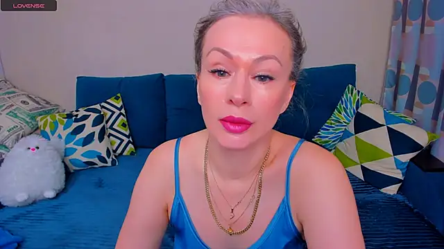 Snapshot of EllenMoore chatting on November 4, 3:05 am EllenMoore online show from November 4, 3:05 am