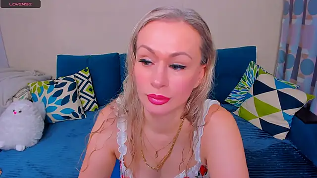 Snapshot of EllenMoore chatting on November 5, 3:06 am EllenMoore online show from November 5, 3:06 am