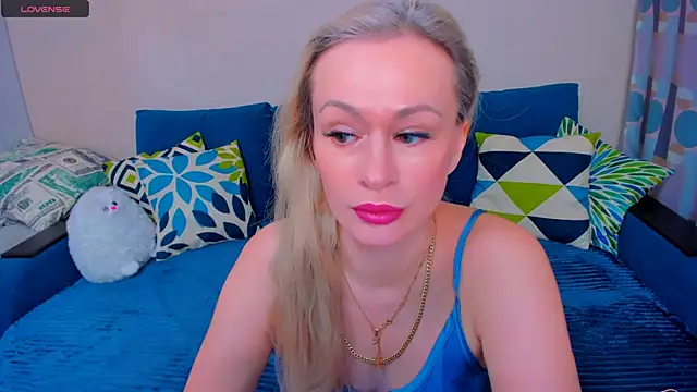 Snapshot of EllenMoore chatting on November 11, 3:06 am EllenMoore online show from November 11, 3:06 am