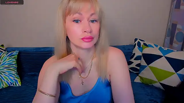 Snapshot of EllenMoore chatting on May 23, 3:12 am EllenMoore online show from May 23, 3:12 am