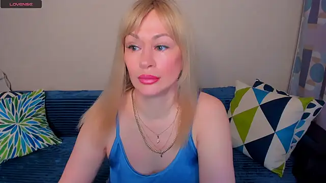 Snapshot of EllenMoore chatting on May 24, 3:11 am EllenMoore online show from May 24, 3:11 am