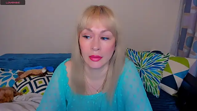 Snapshot of EllenMoore chatting on June 1, 3:08 am EllenMoore online show from June 1, 3:08 am