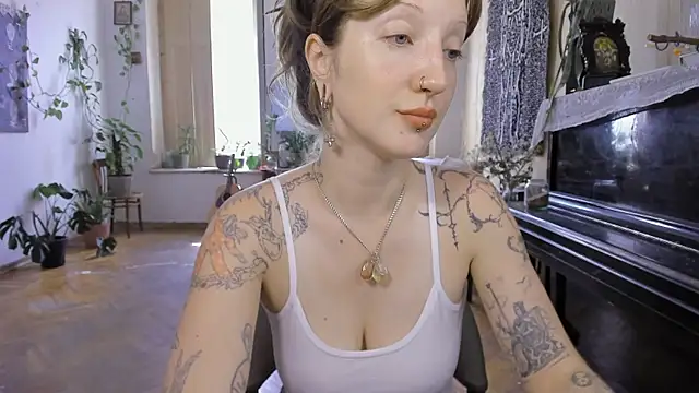 Snapshot of Miranda2_0 chatting on July 28, 8:21 am Miranda2 0 online show from July 28, 8:21 am