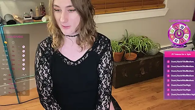 Snapshot of luluvaladon chatting on December 8, 5:18 am luluvaladon online show from December 8, 5:18 am