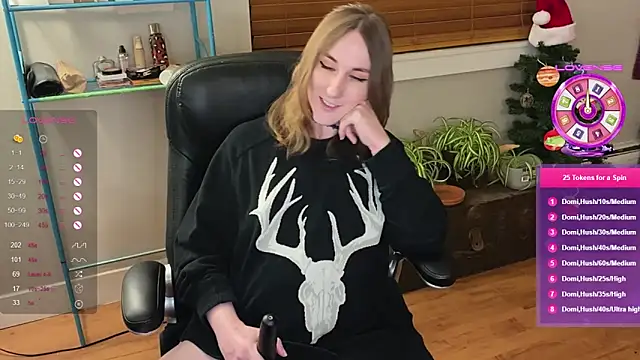 Snapshot of luluvaladon chatting on December 25, 4:12 am luluvaladon online show from December 25, 4:12 am