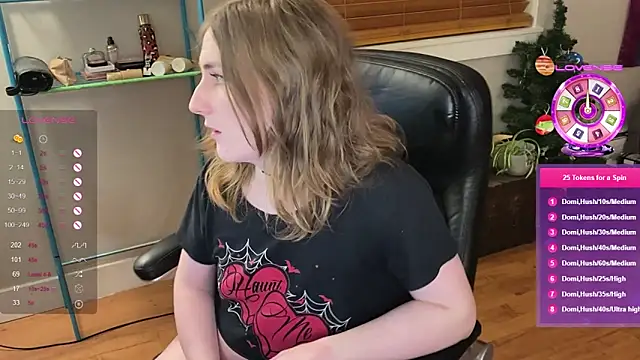 Snapshot of luluvaladon chatting on January 7, 5:01 am luluvaladon online show from January 7, 5:01 am